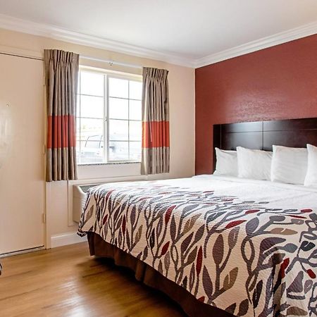 Red Roof Inn & Suites Монтерей Екстер'єр фото