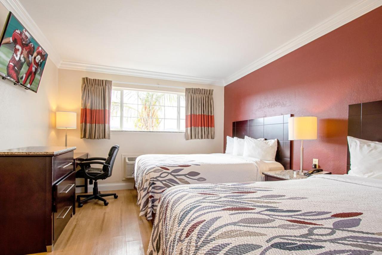 Red Roof Inn & Suites Монтерей Екстер'єр фото