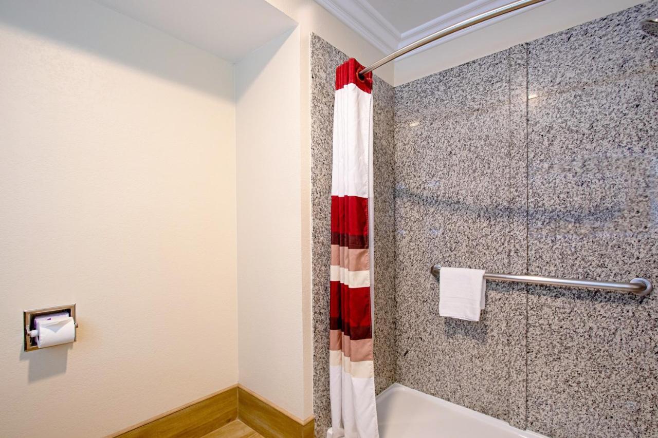 Red Roof Inn & Suites Монтерей Екстер'єр фото