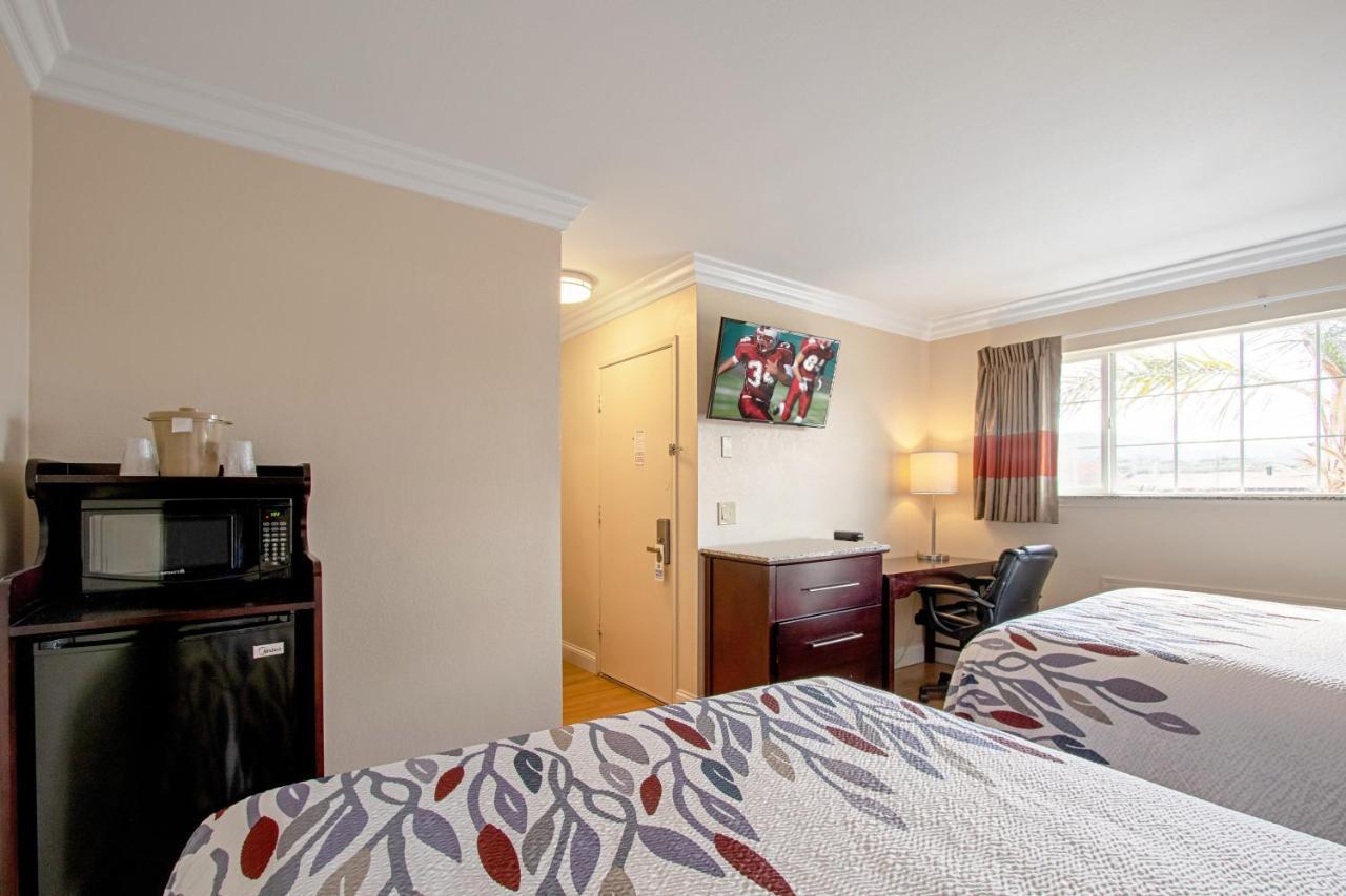 Red Roof Inn & Suites Монтерей Екстер'єр фото