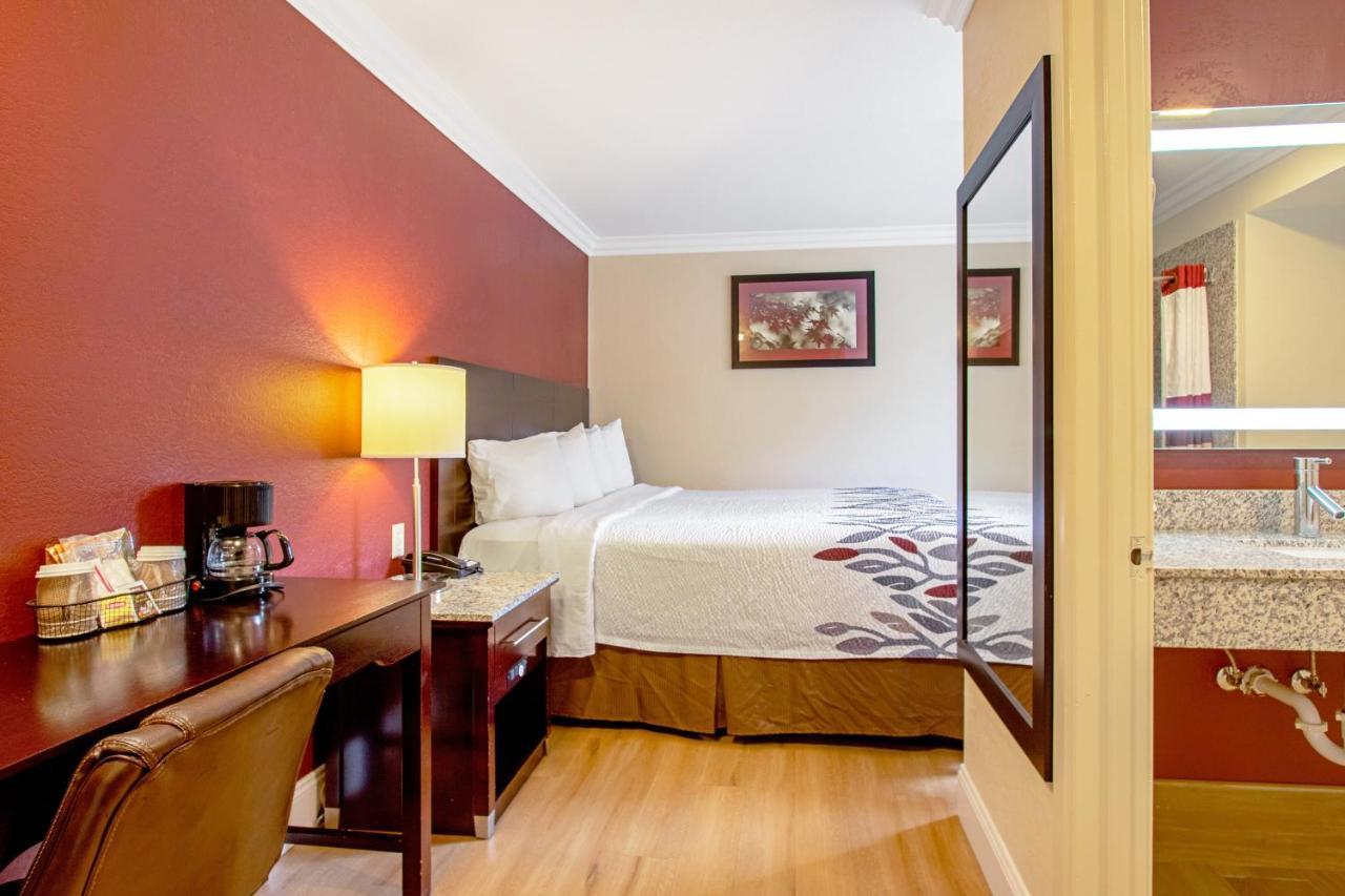 Red Roof Inn & Suites Монтерей Екстер'єр фото