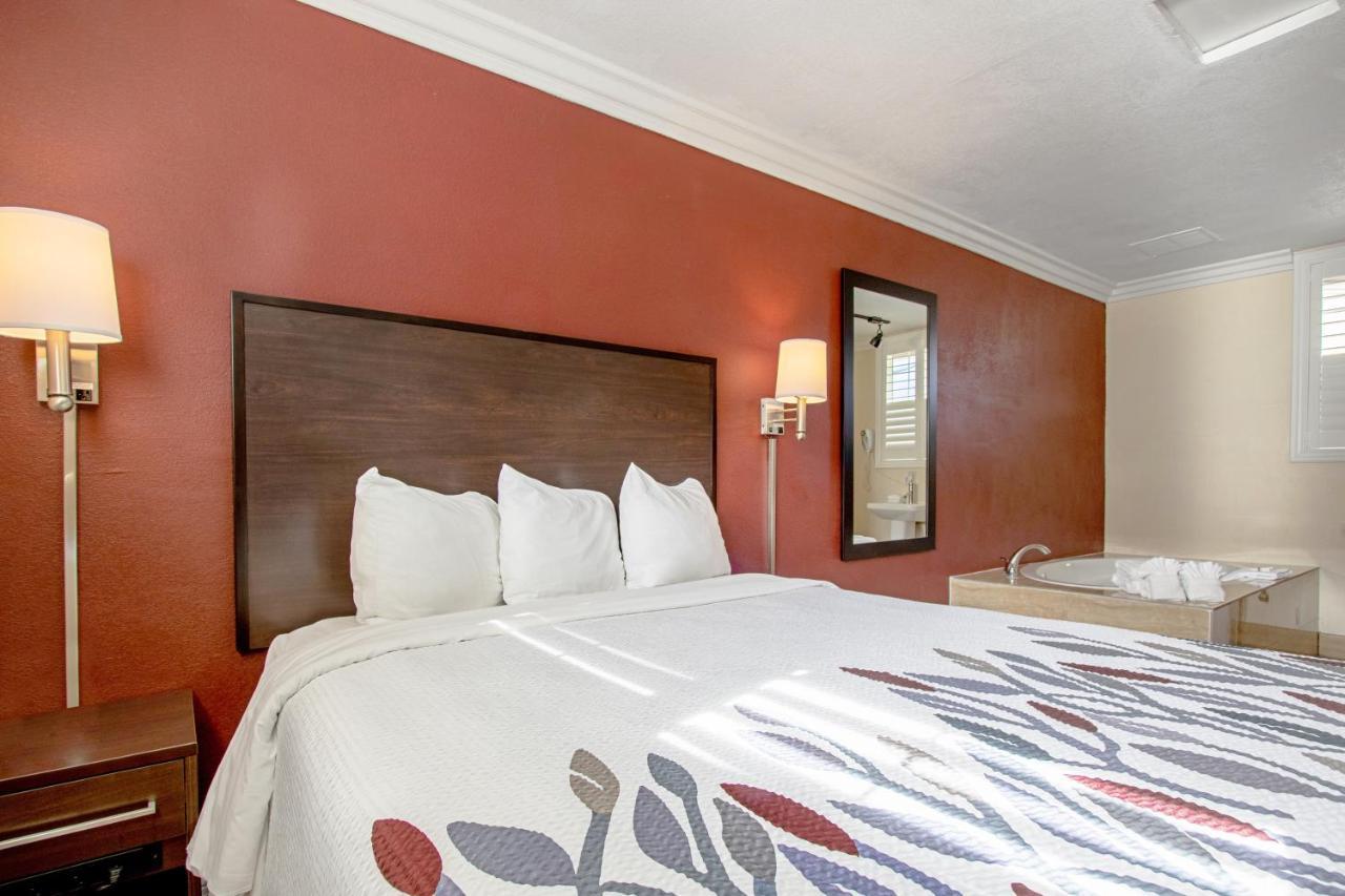 Red Roof Inn & Suites Монтерей Екстер'єр фото