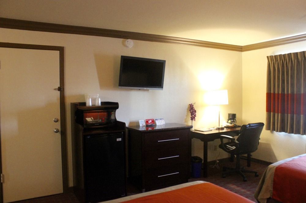 Red Roof Inn & Suites Монтерей Екстер'єр фото