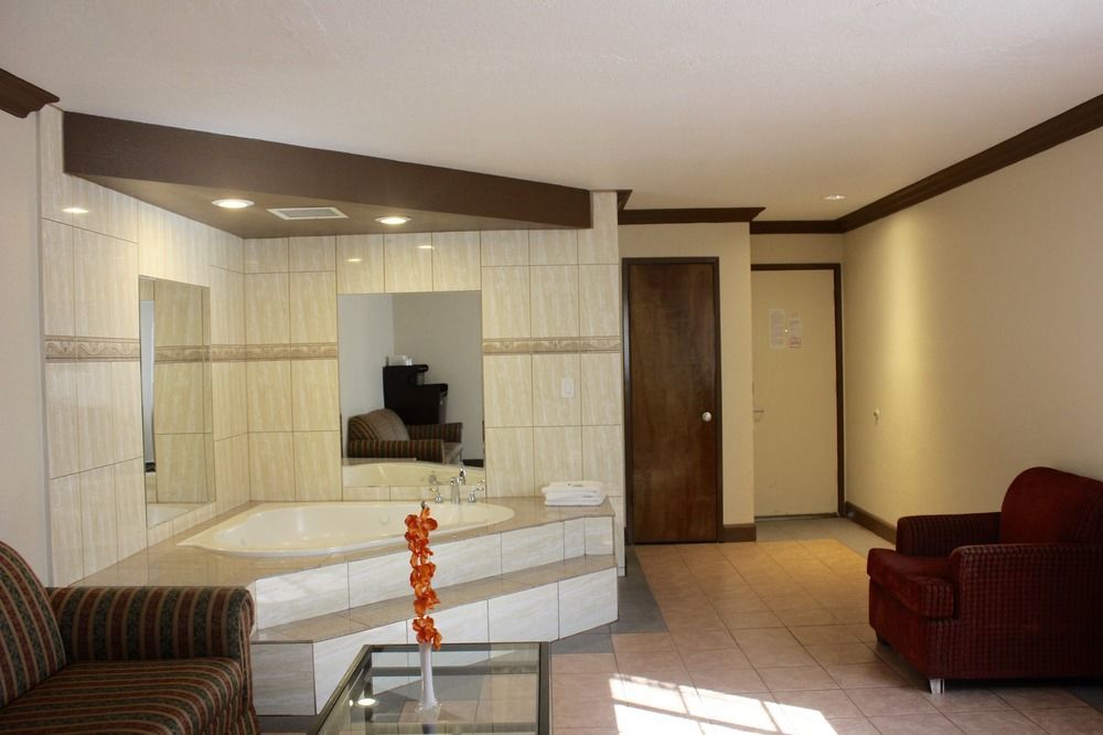 Red Roof Inn & Suites Монтерей Екстер'єр фото