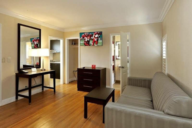 Red Roof Inn & Suites Монтерей Екстер'єр фото