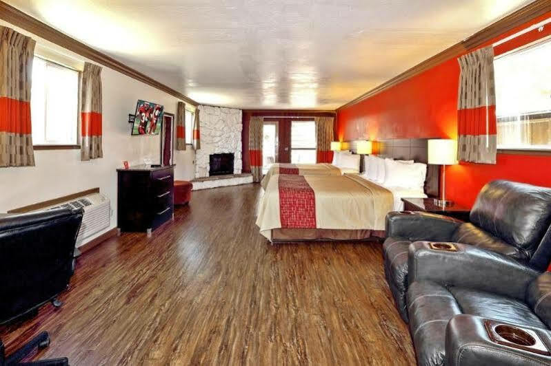 Red Roof Inn & Suites Монтерей Екстер'єр фото